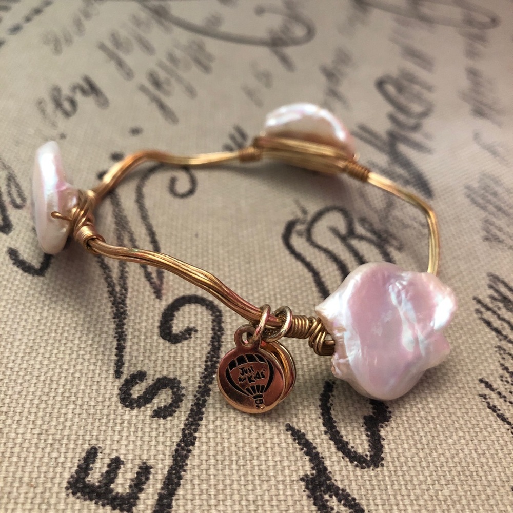 Gold bracelet with stone jewels
